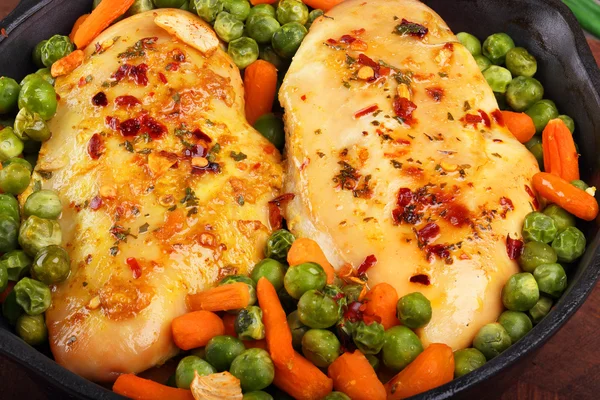 Filete de pollo con verduras — Foto de Stock