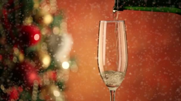Despejar vinho espumante em vidro — Vídeo de Stock