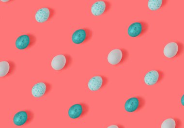 Paskalya tatili beyaz yumurtalar ve renkler ile tekrarlanan parlak desenler. Düz alan arkaplanı