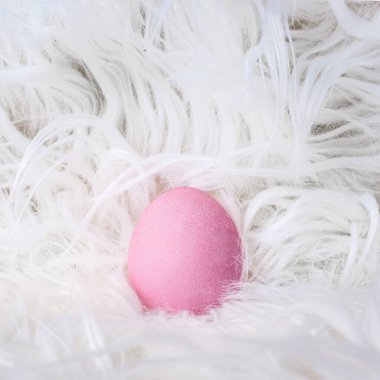 Minimum Paskalya tasarımı, pembe yumurta yumuşak kıllı beyaz kürkte duruyor.. 
