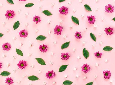 Pembe ve beyaz çiçeklerden ve pastel arka planda yeşil yapraklardan oluşan güzel bahar deseni. Mevsimlik doğal düz yatak tasarımı
