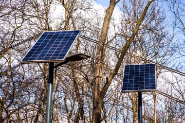 Parktaki tek küçük güneş panelleri. Ekolojik elektrik ve çevre koruması. Yenilenebilir güneş enerjisi. 
