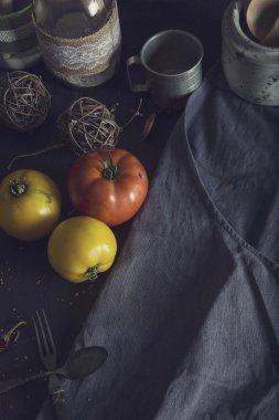 Karanlık adam rustik kırmızı ve sarı domates