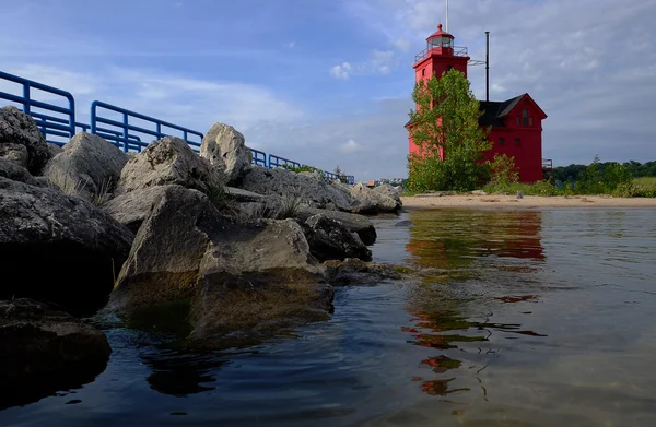 Rode vuurtoren op Lake Michigan Rechtenvrije Stockafbeeldingen