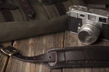 Rustik arka plan üzerinde seyahat çantası ve harita ve retro kamera