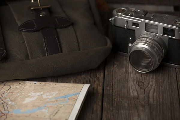 Seyahat çantası ve harita ve retro kamera Telifsiz Stok Imajlar
