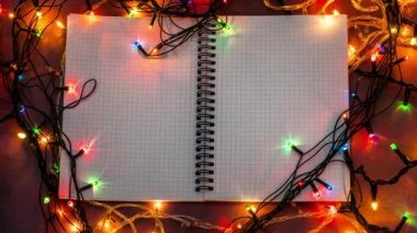 Masadaki defter. Işıklar yansın. Aşk ve bağlılık.