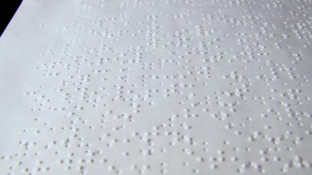 Braille αλφάβητο τυπωμένο χαρτί Ταξιδεύοντας με πλήρη οθόνη υψηλό βάθος πεδίου DOF bokeh ανάγνωση — Αρχείο Βίντεο