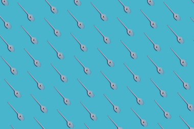 Mavi arka plan desenli kaşıkta haplar. Günlük rutin. Her gün aynı ilacı alıyor. Beyaz ve kırmızı hap kapsüllü plastik beyaz kaşıklar..