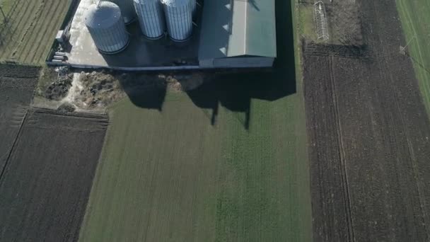 谷物筒仓储存 空降无人机从上空飞过 航空无人机发射的用于储存农作物的不锈钢筒仓 — 图库视频影像