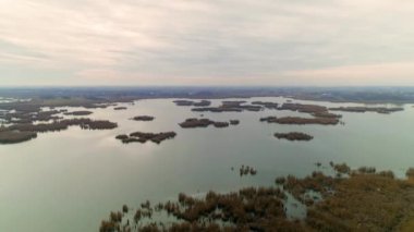 Şafak vakti, Sırbistan 'da dokunulmamış doğanın insansız hava aracı görüntüleri. Reed, Bulrush Adaları.