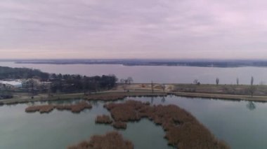 Sahil evleri ve restoranlar. Güzel doğa beldesi..