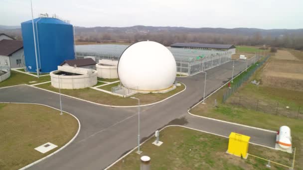 水处理厂易燃气罐 污水处理厂的球状燃料箱 右边的回收设施 — 图库视频影像