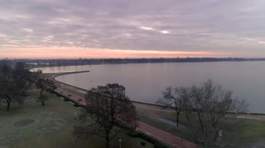 Sırbistan 'daki Palic Gölü kıyısında hava aracı vuruldu. Sahil evleri ve restoranlar. Güzel doğa beldesi..