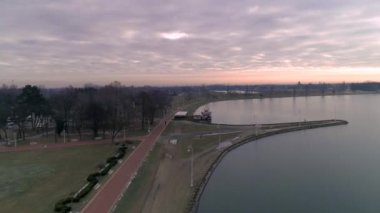 Sırbistan 'daki Palic Gölü kıyısı kıyı boyunca uçuyor. Sahil evleri ve restoranlar. Güzel bir tatil köyü. Göl kıyısında gezinti..
