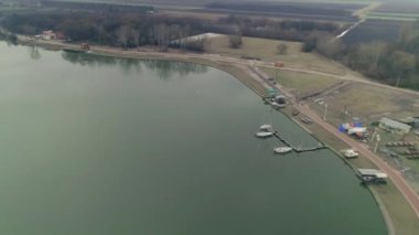 Palic Gölü sahil yolu. Sahil evleri ve restoranlar. Güzel bir tatil köyü. Göl kıyısında gezinti..