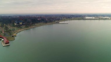 Palic Gölü kıyısı ve patikası. Sahil evleri ve restoranlar. Güzel bir tatil köyü. Göl kıyısında gezinti..