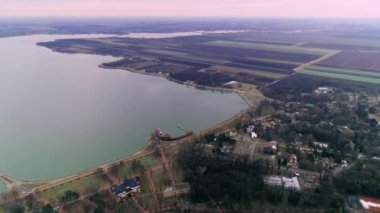 Palic Gölü alçalmaya çok yakın. Sahil evleri ve restoranlar. Güzel bir tatil köyü. Göl kıyısında gezinti..