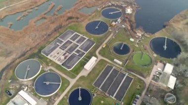 Lağım ayrıştırma tankları dairesel ve dikdörtgen. Yakındaki göl.