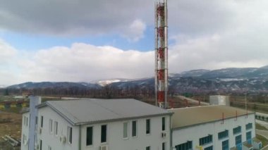 Pirot Serbia 'daki ısıtma tesisi. Kamera yükseliyor. Baca tütüyor. Hava aracı görüntüsü.