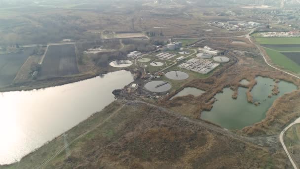 Depósitos Separación Aguas Residuales Circulares Rectangulares Lago Cercano — Vídeo de stock