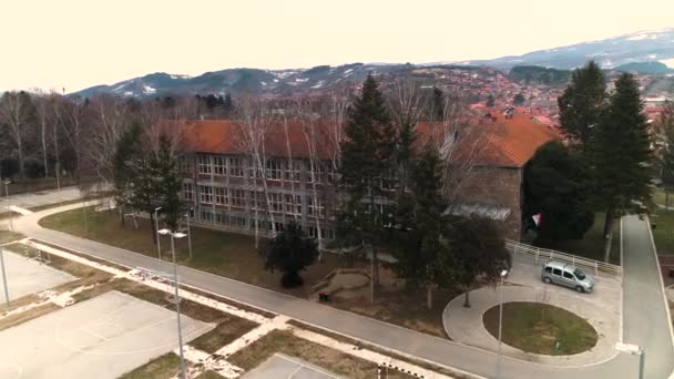 Sekolah di Pirot, Serbia. Lapangan bermain olahraga. Tampilan drone udara. — Stok Video