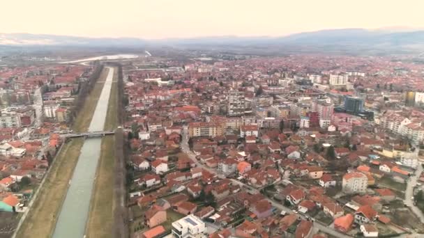 Drone Aéreo Disparado Uma Paisagem Urbana Telhados Vermelhos Rio Nisava — Vídeo de Stock