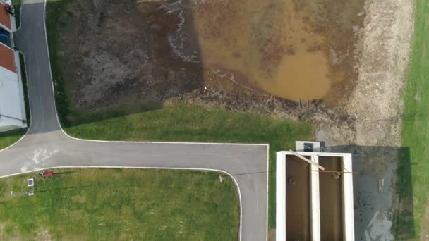 Usine de traitement d'eau en Pirot Serbie. Vue du haut vers le bas tir de drone aérien — Video