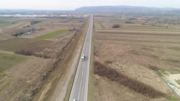 Prosta droga w Serbii. Niski ruch. Strzał z drona lotniczego. — Wideo stockowe