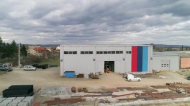 Evlerle manzarayı ortaya çıkarmak için fabrika deposu üstgeçidi.