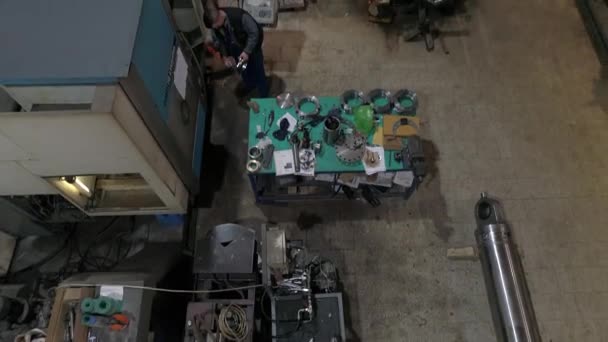 Man Som Arbetar Maskinfabrik Kamera Avslöjar Fabrik Maskiner Pressar Arbetsplats — Stockvideo