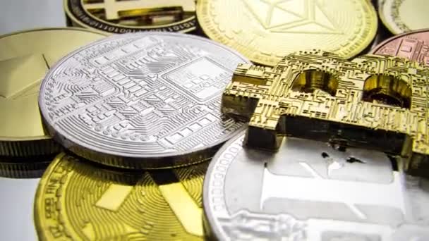 婊子Galore 隐货币旋转背景Ethereum亮素Zcash 比特币数字版 银币和铜币加密货币旋转接近4K 漂亮的复制空间 — 图库视频影像