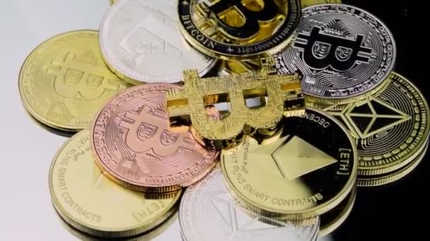 Bitcoins Pile Criptomoeda Fundo Rotativo Ethereum Litecoin Zcash Bitcoin Moedas — Vídeo de Stock