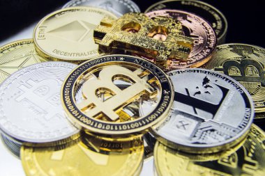 Ethereum Litecoin Zcash Bitcoin 'in dijital yansıtıcı yüzey kripto para birimi arka planı üzerindeki bit COINS. Altın, gümüş ve bronz sikkeler kripto para birimleri HD 'ye yakın dönüyor. Güzel kopyalama alanı!