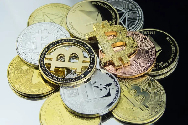 Bir yığın bitcoin! Ethereum Litecoin Zcash Bitcoin dijital para birimi. Altın, gümüş ve bronz sikkeler kripto para birimleri yakından dönüyor. Güzel kopyalama alanı!