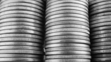 Bir yığın bozuk para kameranın önünde hareket ediyor. Paranın, gelirin, ekonominin mükemmel bir soyut çizimi. Kameranın önünde bir yığın gümüş nikel bozuk para var..