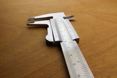 Caliper ölçüm cihazı ekranda. Çalışmaya hazır ol DIY makine
