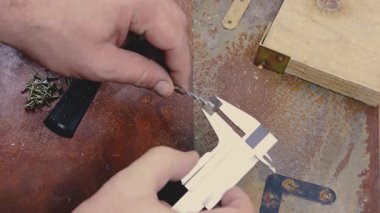 Vidanın başlığını ölçen kalibreli Eski araçlar Ahşap Çalışması