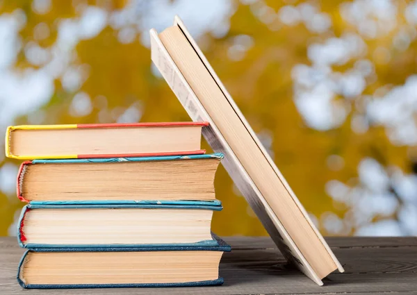 Boeken Tafel Wazig Achtergrond — Stockfoto