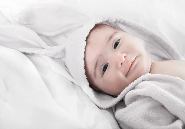 Bebê em traje de coelho — Fotografia de Stock