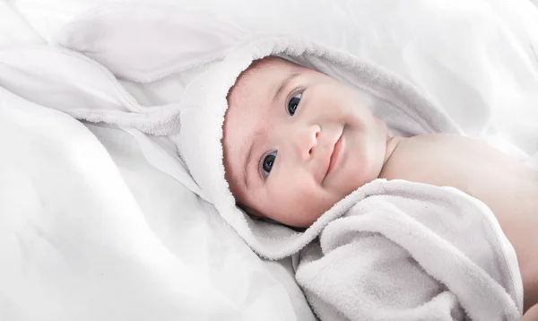 Bebê em traje de coelho — Fotografia de Stock