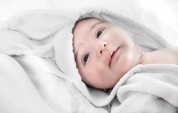 Bebê em traje de coelho — Fotografia de Stock