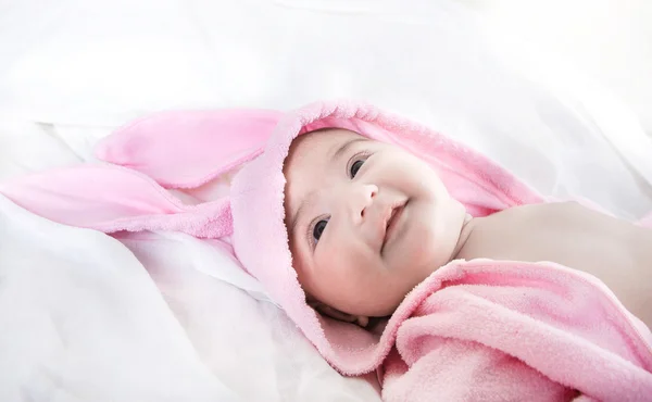 Bébé en costume de lapin — Photo