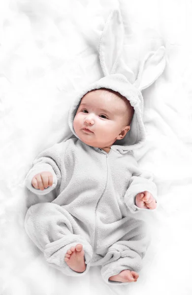 Μωρό στο κοστούμι bunny — Φωτογραφία Αρχείου