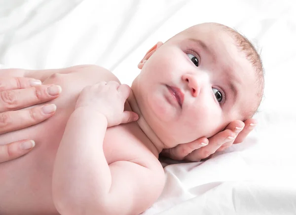 Bastante pequeño recién nacido en pañal — Foto de Stock