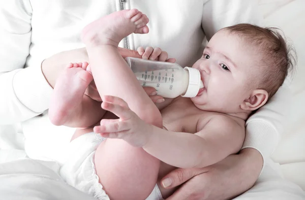 Bastante pequeño recién nacido en pañal — Foto de Stock