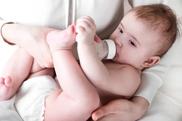 Bastante pequeño recién nacido en pañal — Foto de Stock