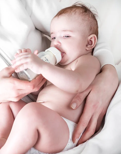 Bastante pequeño recién nacido en pañal — Foto de Stock