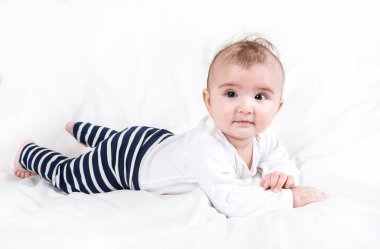 Parlak giysiler içinde çocuk