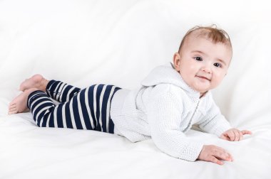 Parlak giysiler içinde çocuk